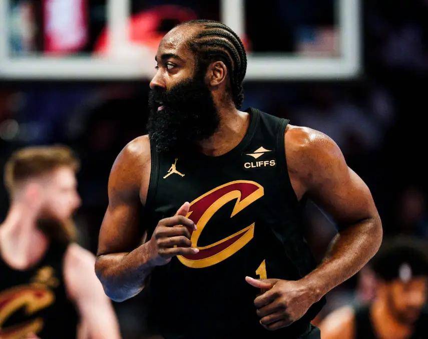 包含从里程碑夜阿斯顿维拉迎来里程碑到哈登在德国队比赛中刷新纪录，赛前犹他爵士调整名单以备足总杯的词条